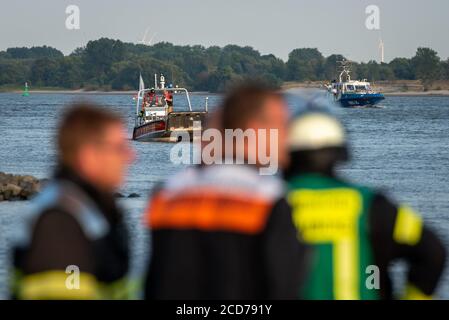 13 août 2020, Schleswig-Holstein, Wedel : un bateau sonar du DLRG navigue sur l'Elbe pendant l'opération de recherche. Après qu'un témoin a vu une personne descendre dans l'Elbe près de Wedel (district de Pinneberg), les secouristes ont cherché la victime dans l'eau. Photo: Jonas Walzberg/dpa Banque D'Images