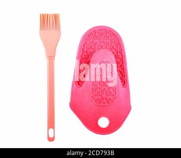 Accessoires de cuisine broche et brosse en silicone isolée sur fond blanc. Banque D'Images