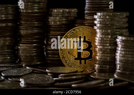 Médaille Bitcoin avec un groupe de piles de baht thaïlandais fond. Banque D'Images