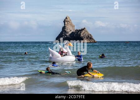 Church Rock au loin à Broadhaven South Beach, Pembrokeshire, West Wales Banque D'Images