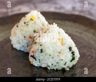 Balles de riz maison japonaises Onigiri Banque D'Images