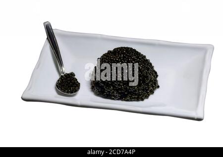 Plaque avec cuillère et caviar noir isolé sur blanc Banque D'Images