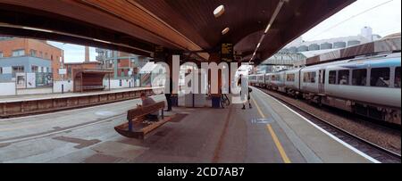 Manchester, Royaume-Uni - 21 juillet 2020 : passagers en attente à la gare de Manchester Oxford Road. Banque D'Images