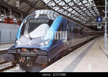 Liverpool, Royaume-Uni - 8 août 2020 : un train TPE (TransPennine Express) à Liverpool Lime Street Platform 4 pour service express. Banque D'Images