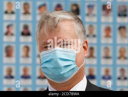 Kiev, Ukraine. 27 août 2020. LE Secrétaire d'Etat ADJOINT AMÉRICAIN STEPHEN BIEGUN participe à la cérémonie de dépôt de fleurs sur un mur commémoratif des soldats ukrainiens tombés pendant le conflit de guerre avec les séparatistes pro-russes à l'est de l'Ukraine, à Kiev, en Ukraine, le 27 août 2020. Crédit : Serg Glovny/ZUMA Wire/Alay Live News Banque D'Images
