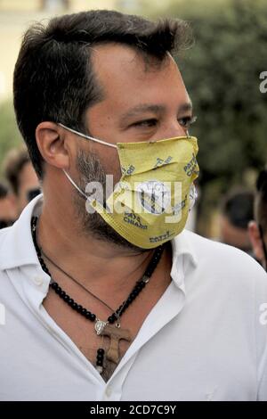 Caserta (ce), Campanie, Italie 27 août 2020. Le ministre Matteo Salvini lors d'une courte visite dans la ville de Caserta (ce), pour rencontrer ses partisans avant les élections régionales qui auront lieu à la mi-septembre. Credit: Vincenzo izzo / Alamy Live News Banque D'Images