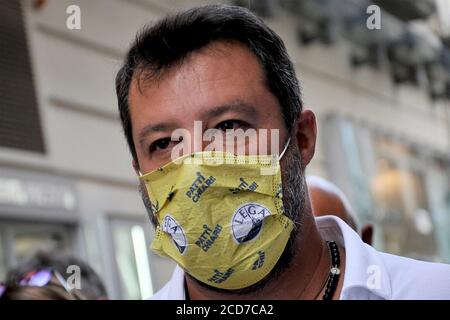 Caserta (ce), Campanie, Italie 27 août 2020. Le ministre Matteo Salvini lors d'une courte visite dans la ville de Caserta (ce), pour rencontrer ses partisans avant les élections régionales qui auront lieu à la mi-septembre. Credit: Vincenzo izzo / Alamy Live News Banque D'Images