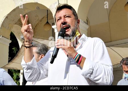 Caserta (ce), Campanie, Italie 27 août 2020. Le ministre Matteo Salvini lors d'une courte visite dans la ville de Caserta (ce), pour rencontrer ses partisans avant les élections régionales qui auront lieu à la mi-septembre. Credit: Vincenzo izzo / Alamy Live News Banque D'Images