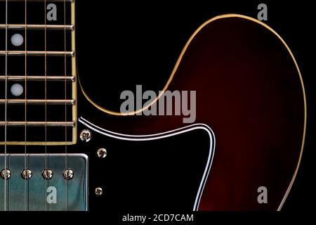 Guitare électrique semi-acoustique isolée sur fond noir Banque D'Images