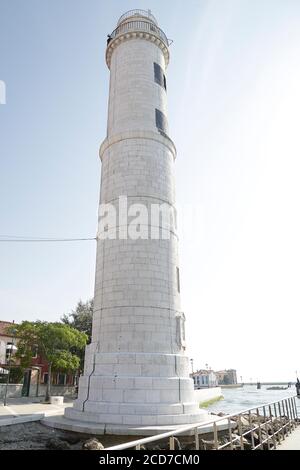 Ancien phare blanc sur l'île de Murano près de Venise, Italie Banque D'Images