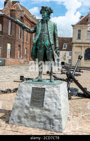 Une statue du capitaine George Vancouver de la Marine royale (RN) devant l'ancienne Maison des douanes. Il est né en 1757 à Kings Lynn à Norfolk, en Grande-Bretagne Banque D'Images