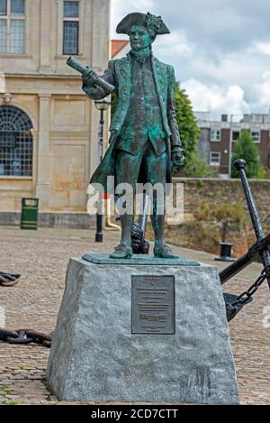 Une statue du capitaine George Vancouver de la Marine royale (RN) devant l'ancienne Maison des douanes. Il est né en 1757 à Kings Lynn à Norfolk, en Grande-Bretagne Banque D'Images