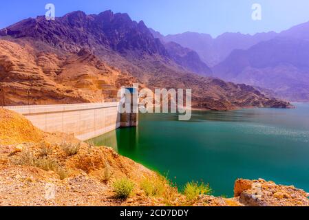 Wadi Dayqah montre la beauté naturelle d'Oman et crée des réserves d'eau douce pour omanais. Banque D'Images