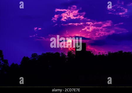 Soirée dans la région du Pampa Biome. En fin d'après-midi dans le sud du Brésil. Ciel spectaculaire. Couleurs et teintes. Coucher de soleil et fin d'après-midi. Poésie et Banque D'Images