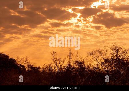 Soirée dans la région du Pampa Biome. En fin d'après-midi dans le sud du Brésil. Ciel spectaculaire. Couleurs et teintes. Coucher de soleil et fin d'après-midi. Poésie et Banque D'Images