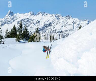 Femme faisant un salto fantastique d'une semaine de neige élevée dans les alpes autrichiennes Banque D'Images