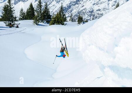 Femme faisant un salto fantastique d'une semaine de neige élevée dans les alpes autrichiennes Banque D'Images
