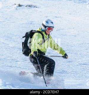 Femme faisant des freeride spectaculaires sur les pentes abruptes de kitzsteinhorn Banque D'Images