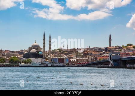 La vieille ville d'Istanbul montrant le Pont de la Corne d'Or (Haloc koprusu), la Mosquée Yeni, le Bazar aux épices (égyptien), la Tour Beyazit, les ferries et le bateau Banque D'Images