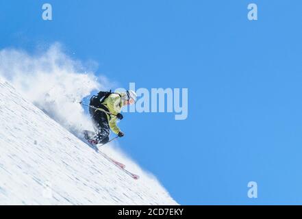 Femme faisant des freeride spectaculaires sur les pentes abruptes de kitzsteinhorn Banque D'Images