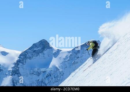 Femme faisant des freeride spectaculaires sur les pentes abruptes de kitzsteinhorn Banque D'Images