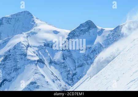 Femme faisant des freeride spectaculaires sur les pentes abruptes de kitzsteinhorn Banque D'Images