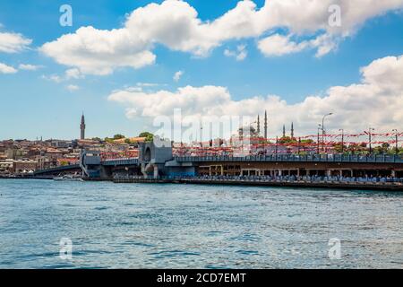 La vieille ville d'Istanbul montrant le Pont de la Corne d'Or (Halic koprusu), le Bazar aux épices (égyptien), la Tour Beyazit et la Mosquée Suleymaniye, Turquie Banque D'Images