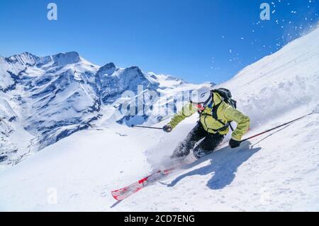 Femme faisant des freeride spectaculaires sur les pentes abruptes de kitzsteinhorn Banque D'Images