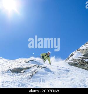 Femme faisant des freeride spectaculaires sur les pentes abruptes de kitzsteinhorn Banque D'Images