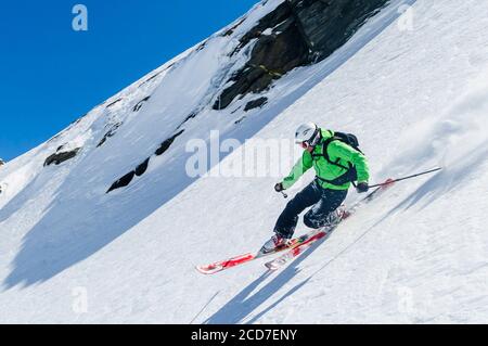 Femme faisant des freeride spectaculaires sur les pentes abruptes de kitzsteinhorn Banque D'Images