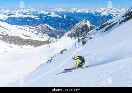 Femme faisant des freeride spectaculaires sur les pentes abruptes de kitzsteinhorn Banque D'Images