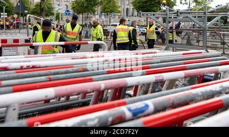 Berlin, Allemagne. 27 août 2020. Les policiers distribuent des barrières dans le quartier du gouvernement de Berlin, comme ici devant le bâtiment du Reichstag, siège du Bundestag allemand. Les requérants ont fait appel devant le tribunal administratif de la ville de l'interdiction de la manifestation contre la politique de Corona prévue samedi prochain à Berlin. L'initiative de l'organisateur 'Querdenken 711' avait enregistré 22,000 participants pour le rallye. Credit: Bernd von Jutrczenka/dpa/Alamy Live News Banque D'Images