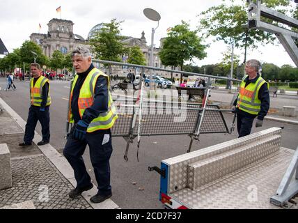 Berlin, Allemagne. 27 août 2020. Les policiers distribuent des barrières dans le quartier du gouvernement de Berlin, comme ici devant le bâtiment du Reichstag, siège du Bundestag allemand. Les requérants ont fait appel devant le tribunal administratif de la ville de l'interdiction de la manifestation contre la politique de Corona prévue samedi prochain à Berlin. L'initiative de l'organisateur 'Querdenken 711' avait enregistré 22,000 participants pour le rallye. Credit: Bernd von Jutrczenka/dpa/Alamy Live News Banque D'Images