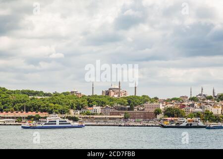 Photo panoramique de la vieille ville d'Istanbul, de la mosquée Hagia Sophia (Ayasofya), de la mosquée Sultan Ahmed, d'Eminonu, des ferries et des bateaux sur la Corne d'Or, I Banque D'Images