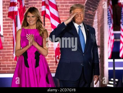 Le président des États-Unis Donald J. Trump salue la participation de la première dame Melania Trump à la troisième nuit de la Convention nationale républicaine, à ft. McHenry à Baltimore, Maryland, le mercredi 26 août 2020. Crédit : Kevin Dietsch/Pool via CNP/MediaPunch Banque D'Images