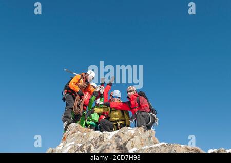 Aventuriers d'un haut sommet sur l'alpine tour à Monte Rosa Banque D'Images
