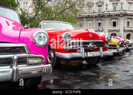 Cuba, la Havane - 10 décembre 2016 : voiture américaine classique à la Havane Banque D'Images