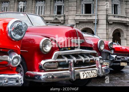 Cuba, la Havane - 10 décembre 2016 : voiture américaine classique à la Havane Banque D'Images