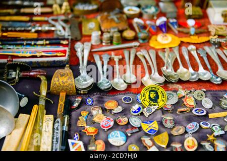 Caraïbes, la Havane, Cuba - 10 décembre 2016 : souvenirs colorés à vendre à l'époque de la révolution communiste dans un marché de la Habana, dans le centre de l'AME Banque D'Images