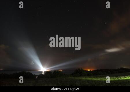 Cape Canaveral, Floride, États-Unis. 27 août 2020. Baigné de lumière au xénon, un lourd Delta IV United Launch Alliance (ULA) se dresse sur le complexe 37 à la station aérienne de Cape Canaveral, en Floride, le jeudi 27 août 2020. L'ULA devait avoir lancé un satellite pour l'Office national de reconnaissance ce matin, mais en raison de multiples problèmes techniques, le lancement a été reporté de 24 heures. Photo de Joe Marino/UPI crédit: UPI/Alay Live News Banque D'Images