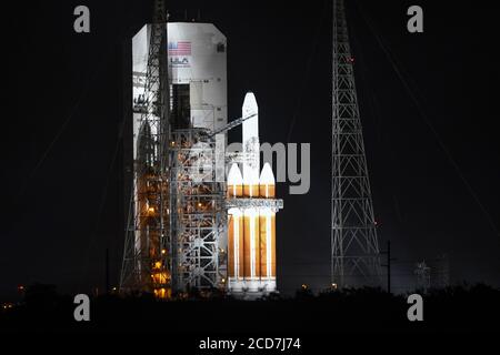 Cape Canaveral, Floride, États-Unis. 27 août 2020. A United Launch Alliance (ULA) Delta IV Heavy se trouve sur le complexe 37 à la station de la Force aérienne de Cape Canaveral, en Floride, le jeudi 27 août 2020. L'ULA devait avoir lancé un satellite pour l'Office national de reconnaissance ce matin, mais en raison de multiples problèmes techniques, le lancement a été reporté de 24 heures. Photo de Joe Marino/UPI crédit: UPI/Alay Live News Banque D'Images