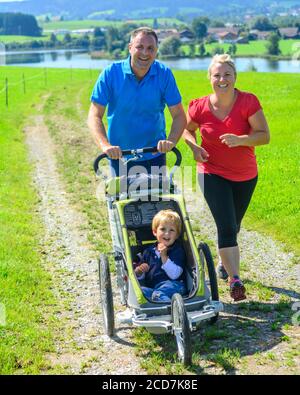 Une famille sportive qui fait une séance de jogging dans un paysage magnifique Banque D'Images