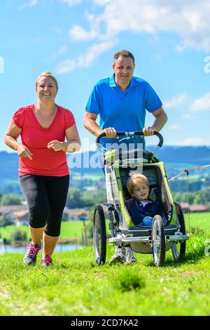 Une famille sportive qui fait une séance de jogging dans un paysage magnifique Banque D'Images