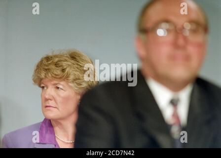 Ann Taylor, députée de l'opposition, porte-parole de la première instance pour l'éducation et les compétences, derrière le député John Smith, sur la plateforme de la Conférence du Parti travailliste au Centre Brighton, dans l'est du Sussex. 27 septembre 1993. Photo: Neil Turner Banque D'Images