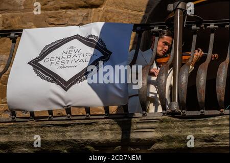 Florence, Italie. 27 août 2020. Charlie Siem donnera un récital pour violon solo depuis le balcon du Palazzo Vecchio qu'il joue gratuitement à tous assemblés sur la Piazza della Signoria. Le Regeneration Festival est un programme de quatre jours de concerts et de productions socialement éloignés, qui se déroule du 26 au 29 août aux jardins Boboli de Florence et qui est offert gratuitement au public. Crédit : Guy Bell/Alay Live News Banque D'Images