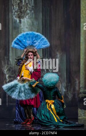 Florence, Italie. 27 août 2020. La Cenerentola, l'adaptation de Rossini du conte de fées de Charles Perrault Cendrillon - Prince Charming trouve le vrai amour dans les jardins de Boboli à Florence. Le Regeneration Festival est un programme de quatre jours de concerts et de productions socialement éloignés, qui se déroule du 26 au 29 août aux jardins Boboli de Florence et qui est offert gratuitement au public. Crédit : Guy Bell/Alay Live News Banque D'Images