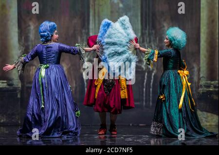 Florence, Italie. 27 août 2020. La Cenerentola, l'adaptation de Rossini du conte de fées de Charles Perrault Cendrillon - Prince Charming trouve le vrai amour dans les jardins de Boboli à Florence. Le Regeneration Festival est un programme de quatre jours de concerts et de productions socialement éloignés, qui se déroule du 26 au 29 août aux jardins Boboli de Florence et qui est offert gratuitement au public. Crédit : Guy Bell/Alay Live News Banque D'Images