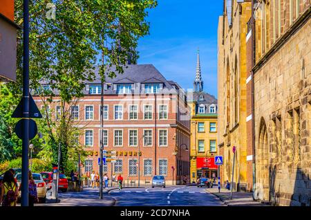 Cologne, Allemagne, 23 août 2019 : rue avec l'église Saint Alban et les bâtiments Standesamt dans le centre-ville historique, fond bleu ciel Banque D'Images