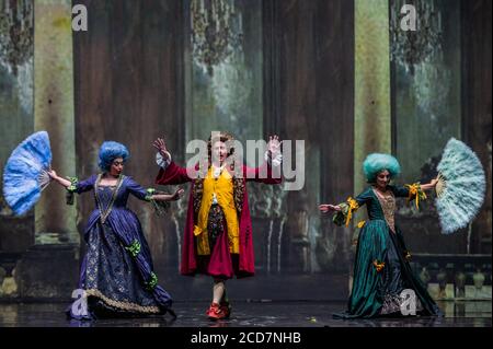 Florence, Italie. 27 août 2020. La Cenerentola, l'adaptation de Rossini du conte de fées de Charles Perrault Cendrillon - Prince Charming trouve le vrai amour dans les jardins de Boboli à Florence. Le Regeneration Festival est un programme de quatre jours de concerts et de productions socialement éloignés, qui se déroule du 26 au 29 août aux jardins Boboli de Florence et qui est offert gratuitement au public. Crédit : Guy Bell/Alay Live News Banque D'Images