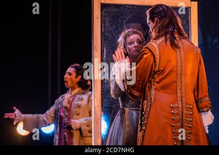 Florence, Italie. 27 août 2020. La Cenerentola, l'adaptation de Rossini du conte de fées de Charles Perrault Cendrillon - Prince Charming trouve le vrai amour dans les jardins de Boboli à Florence. Le Regeneration Festival est un programme de quatre jours de concerts et de productions socialement éloignés, qui se déroule du 26 au 29 août aux jardins Boboli de Florence et qui est offert gratuitement au public. Crédit : Guy Bell/Alay Live News Banque D'Images